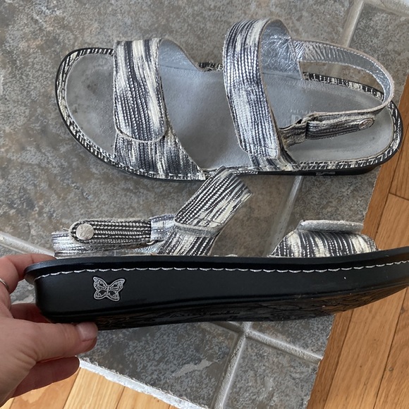 Like New! Alegria Vienna Grey Silver Cream Velcro Sandals 10/40 - Picture 10 of 11